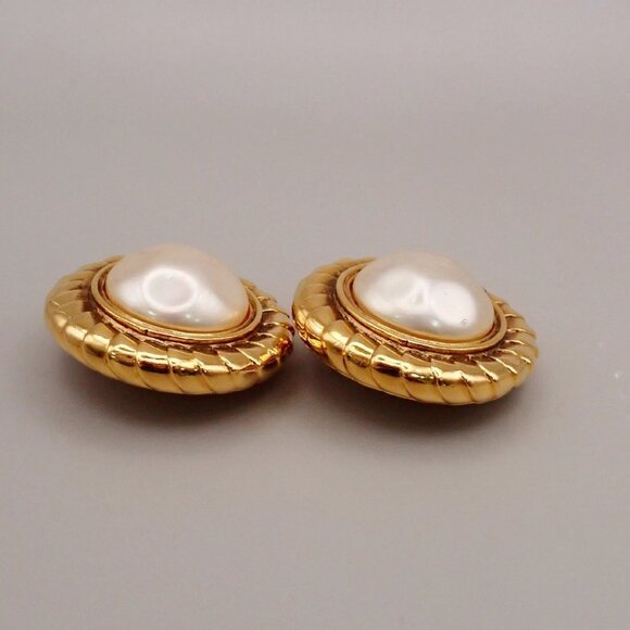 CHANEL Logo Imitation Pearl Round Button Earrings 23 Clip-On GHW Vintage - Picture 9 of 10